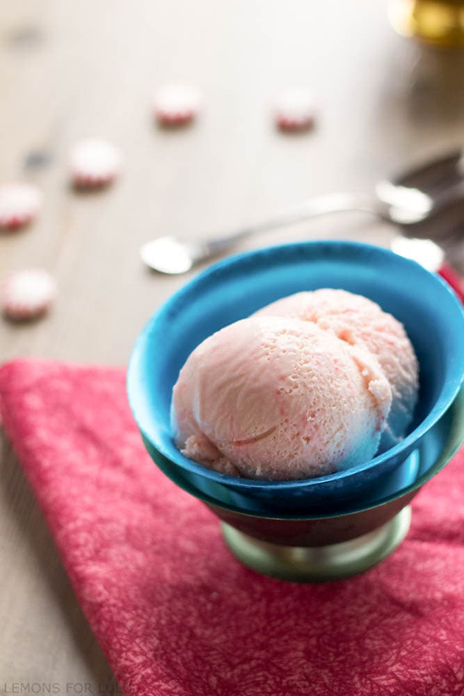 Peppermint ice cream in a blue bowl