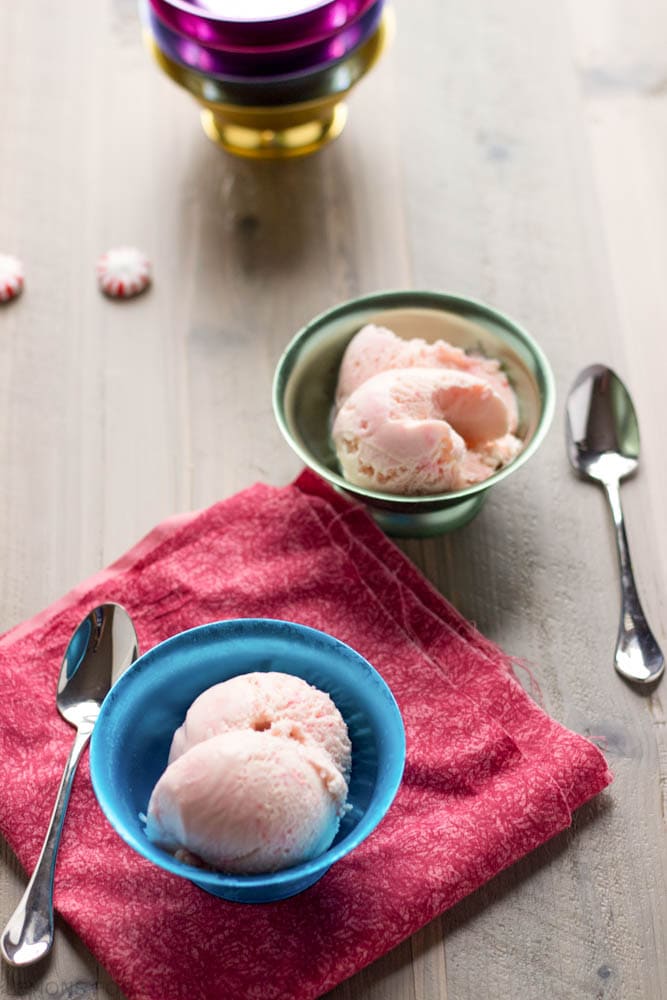 Scoops of peppermint ice cream in bowls