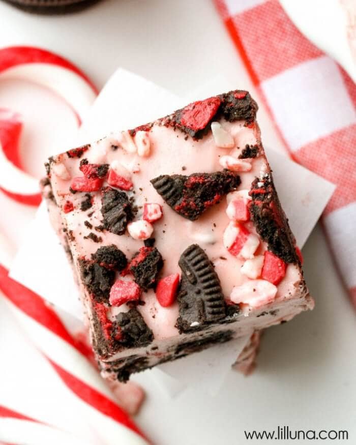 Delicious Peppermint Oreo Fudge - a great holiday treat that is easy AND yummy! { lilluna.com }
