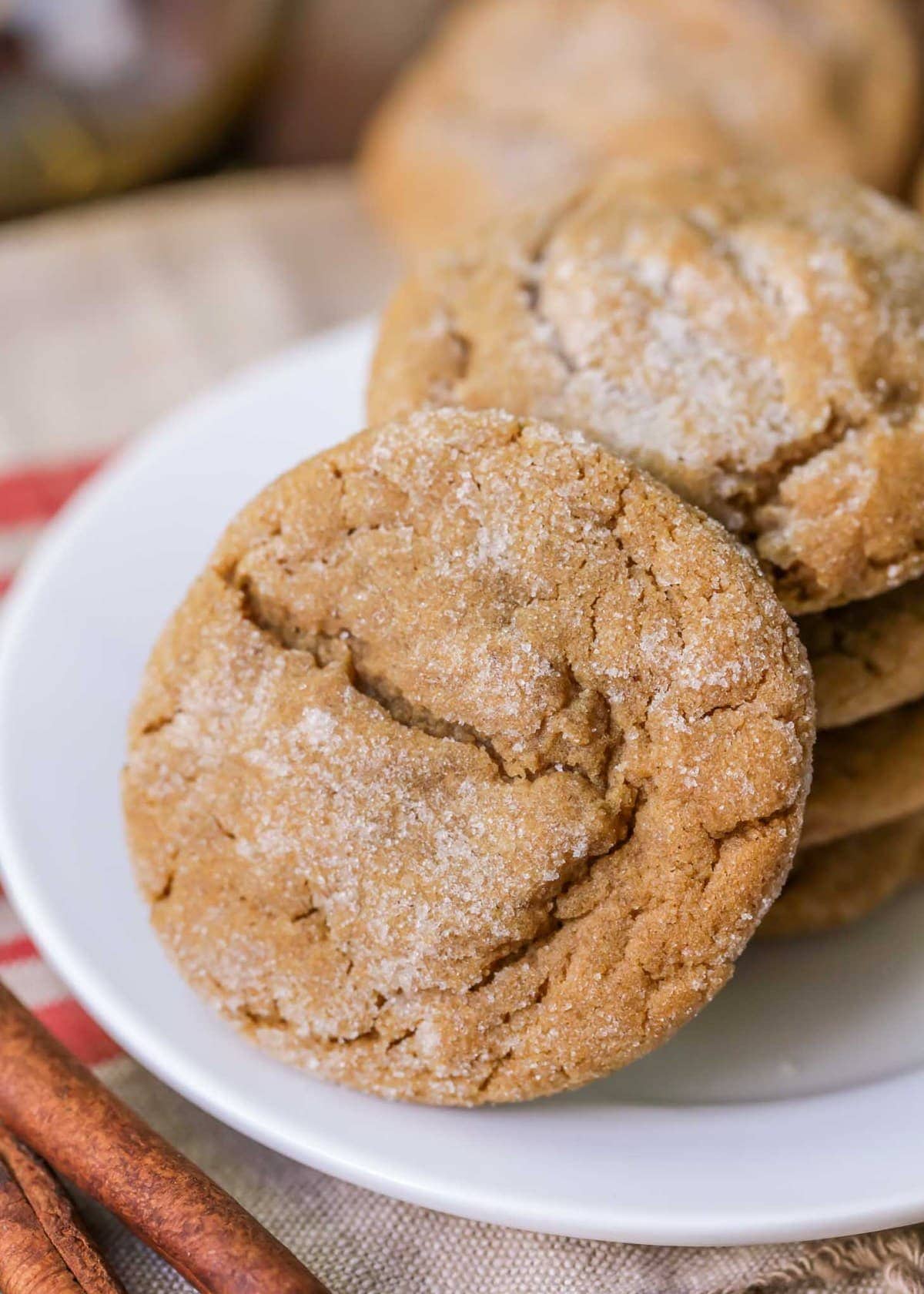 Gingersnap cookies sprinkled with sugar.