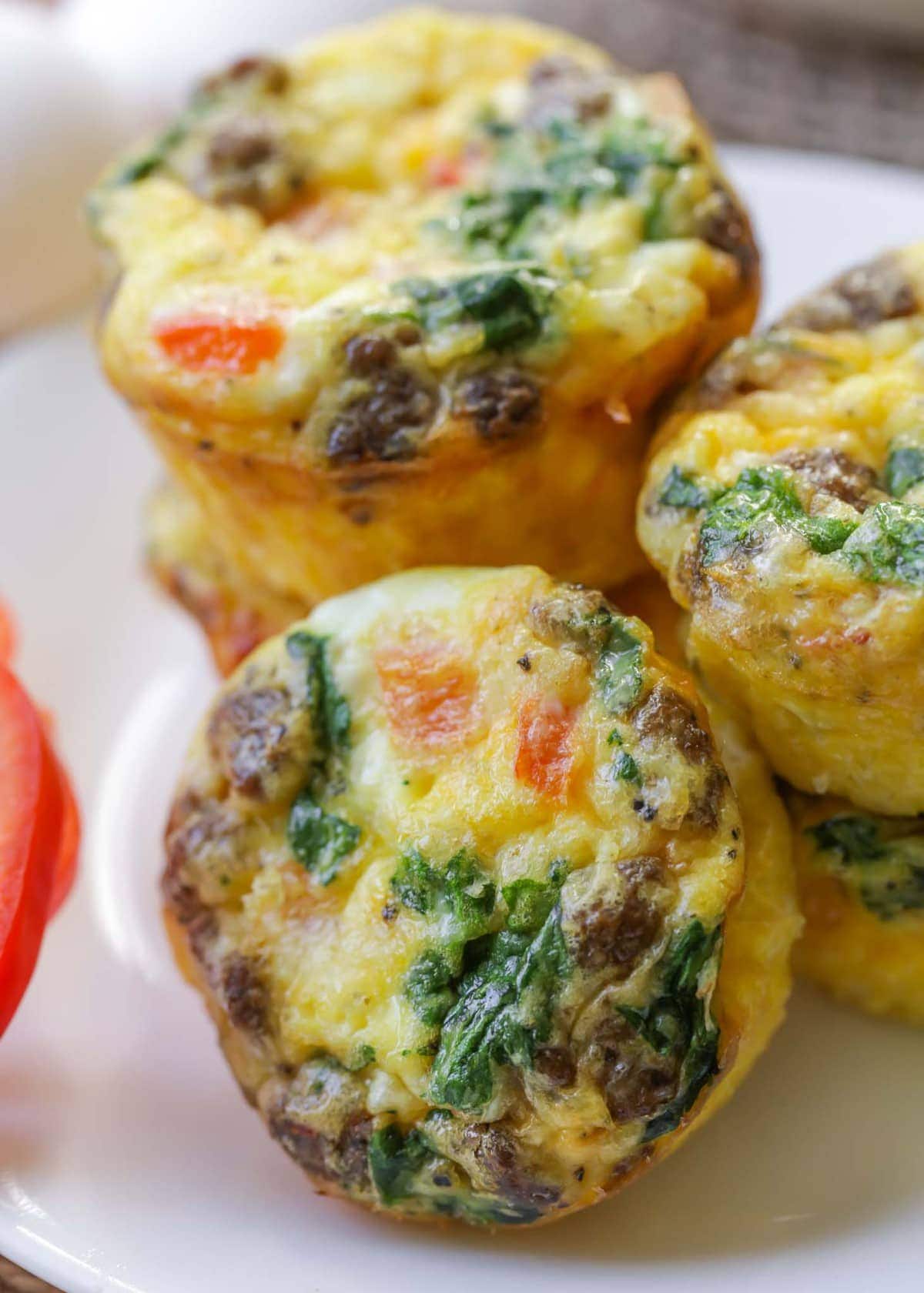 Breakfast Egg Muffins su un piatto bianco