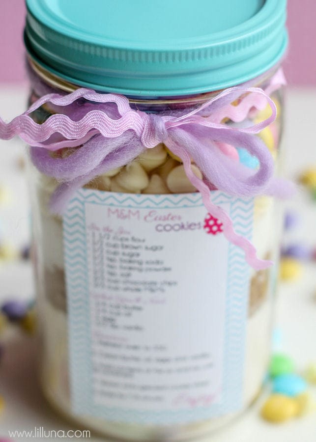 CUTE Easter Cookie Jar Gift - tutorial and free tags on { lilluna.com } A fun gift for those that love to bake!!