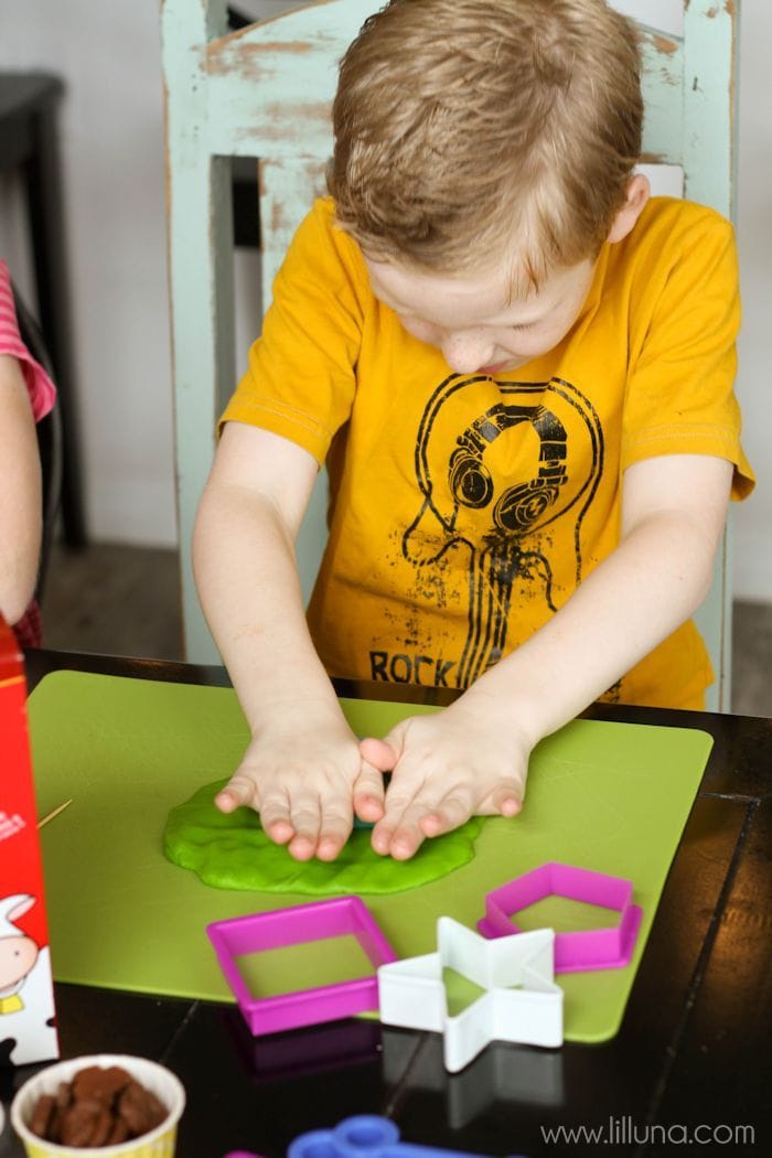 Simple (and EDIBLE) Play Dough - perfect for the kiddos. Takes just minutes to make! { lilluna.com }