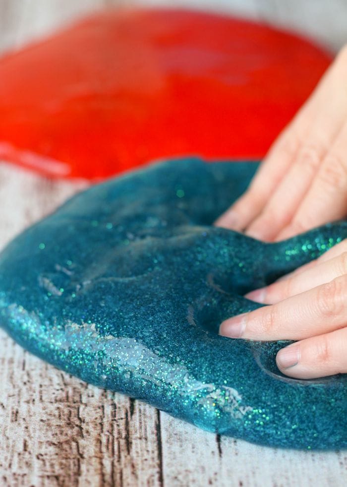 Homemade Glitter Gak recipe - the kids LOVE this stuff!! It takes a minute to make and provides hours of entertainment. All you need to make this is water, elmers glue, borax, and glitter! Recipe on { lilluna.com }