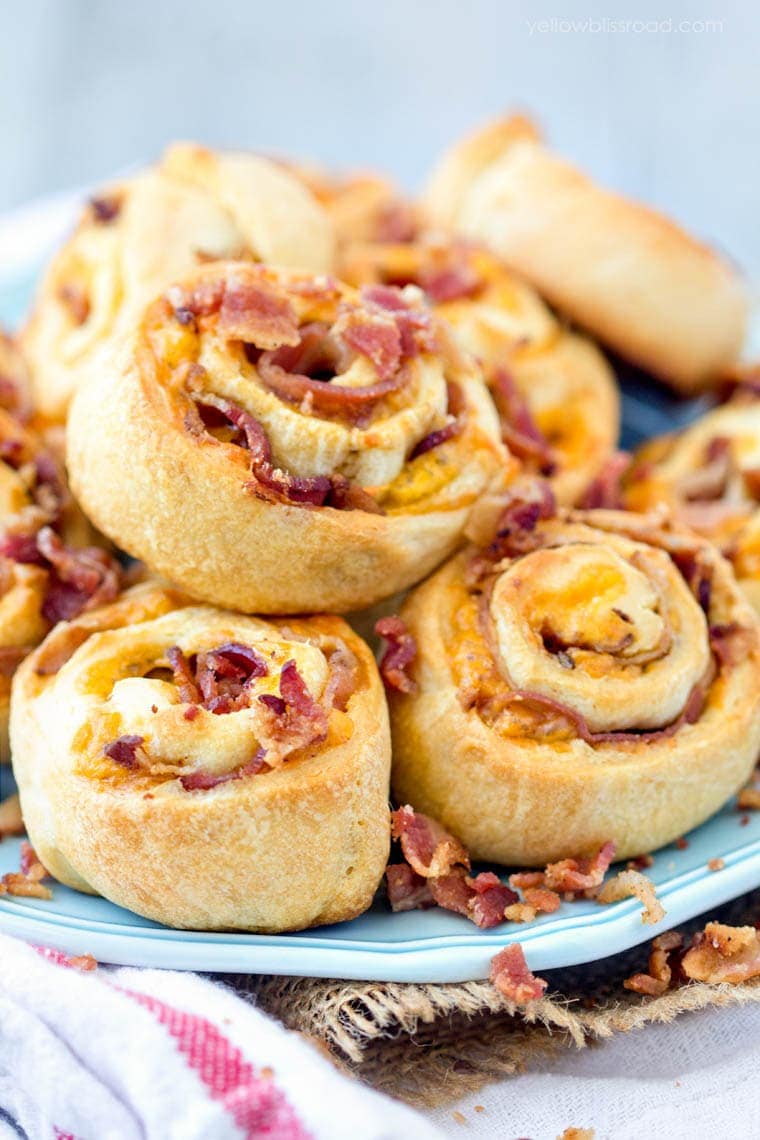 Bacon Cheddar Pinwheels - a simple, delicious and addicting appetizer or snack everyone will love!! { lilluna.com } Crescent dough rolled with cheddar cheese and bacon - so yummy!!