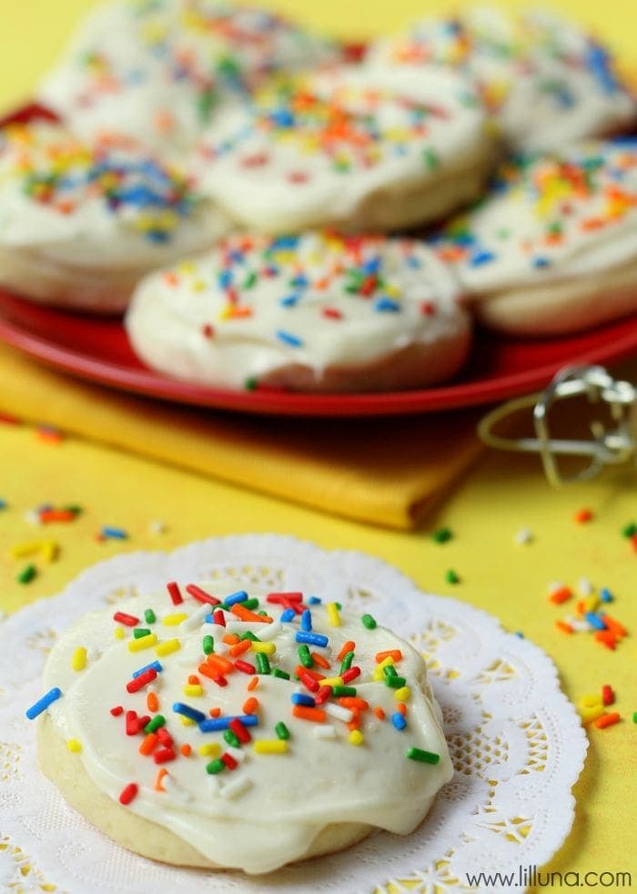 Lofthouse Sugar Cookies {Copycat Recipe} | Lil' Luna