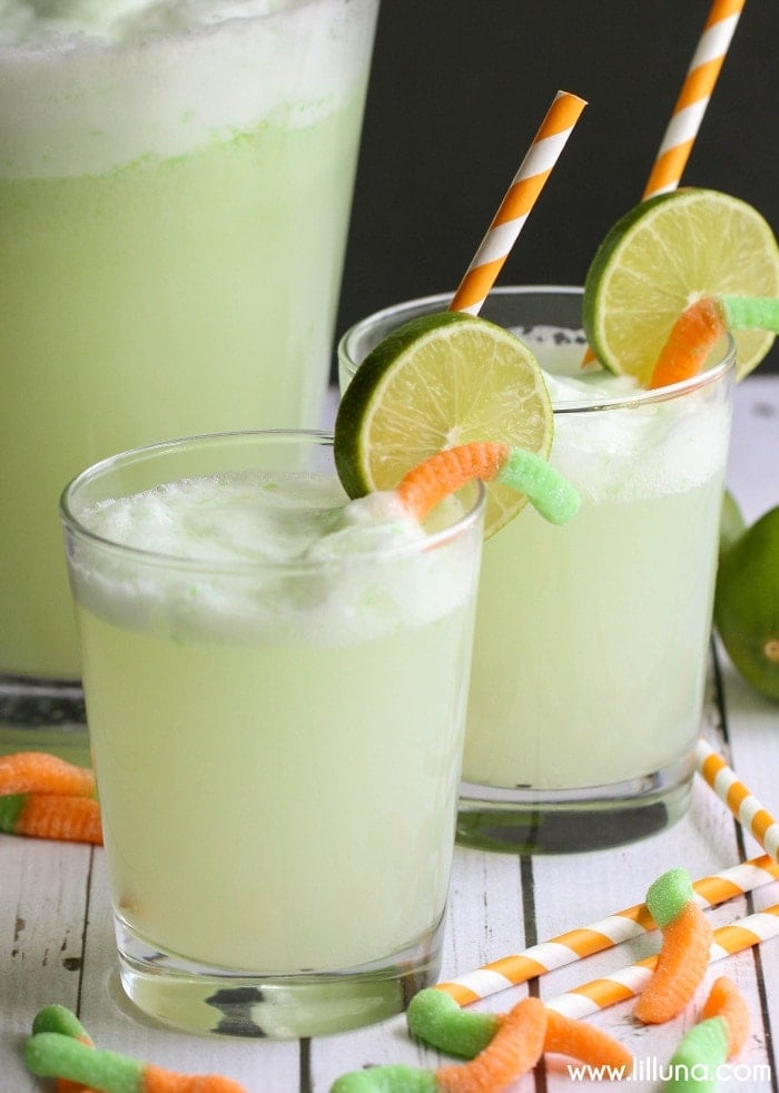 Witch's Potion Drink recipe - eine gekühlte Limetten-Ananas-Mischung, die sprudelt und perfekt für deine nächste Halloween-Party ist! Holen Sie sich das Rezept auf <url> lilluna.com }