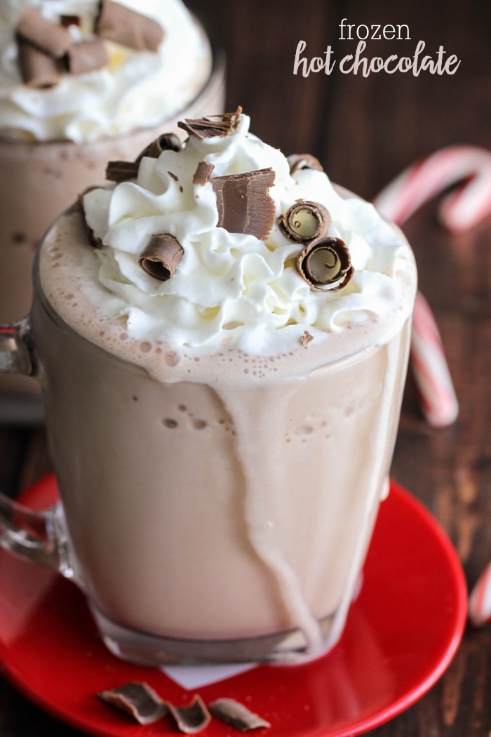 Chocolat chaud congelé à 3 ingrédients - cette boisson prend une minute à préparer et est TELLEMENT délicieuse!! Tout ce dont vous avez besoin, c'est du lait, des paquets de cacao chaud et de la glace et bien sûr du fouet frais et des boucles de chocolat pour la garniture!