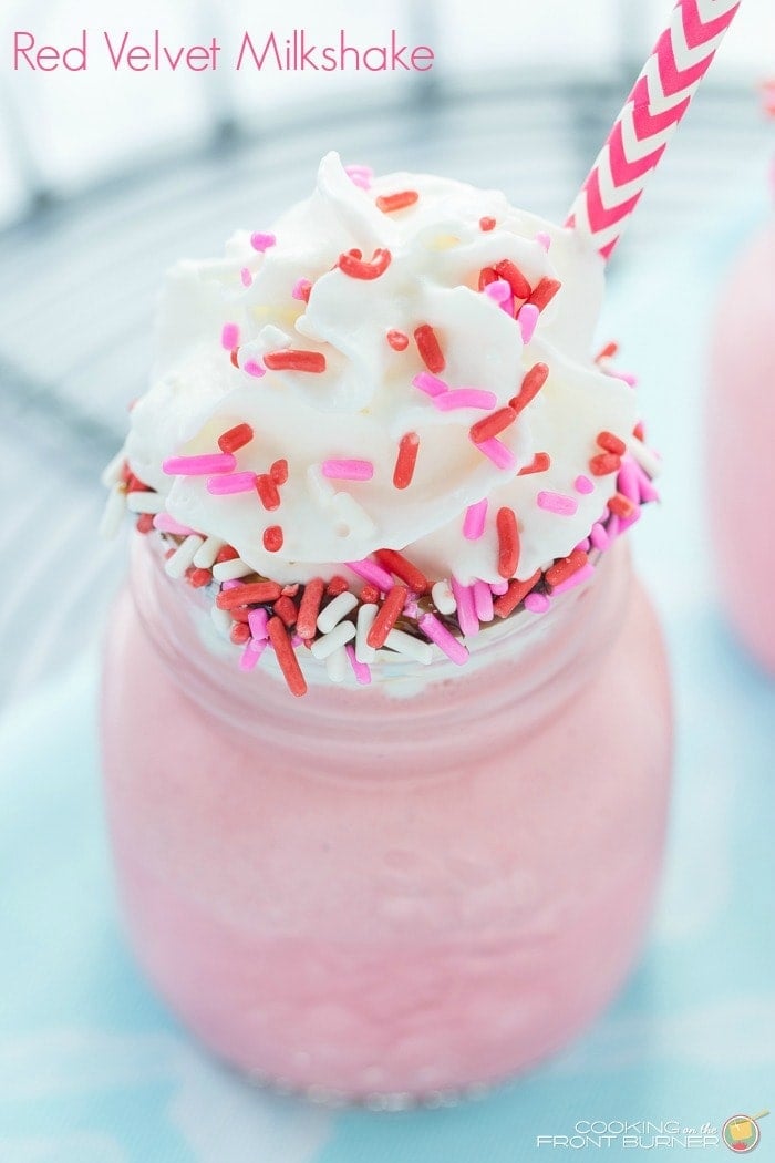 dit recept van Rode Fluwelen Milkshake is leuk om te maken en zal perfect zijn voor Valentijnsdag! Dit is een heerlijke shake gemaakt met vanille-ijs, red velvet cake mix, vanille, melk, hete fudge saus, en gegarneerd met koele zweep en hagelslag!!'s Day! This is a delicious shake made with vanilla ice cream, red velvet cake mix, vanilla, milk, hot fudge sauce, and topped with cool whip and sprinkles!!