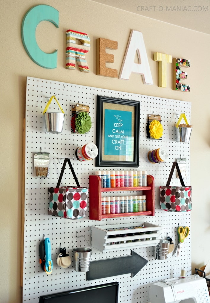 Craft Room Wall Art / Pin by Stefani Kelly on Crafts | Diy living room decor ... - A beautiful, colorful craft room office wall with pegboard for storage, baskets, #diy garlands, art and hanging mason jar storage.