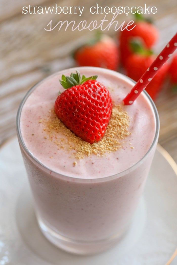 Smoothies de Strawberry Cheesecake - a thick and delicious drink filled with strawberries, cream cheese and more!<img src=