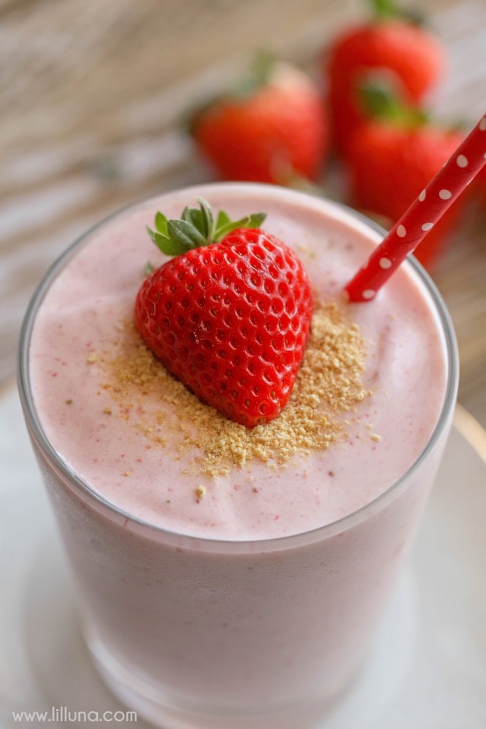 Strawberry Cheesecake Smoothies-en tykk og deilig drink fylt med jordbær, kremost og mer!