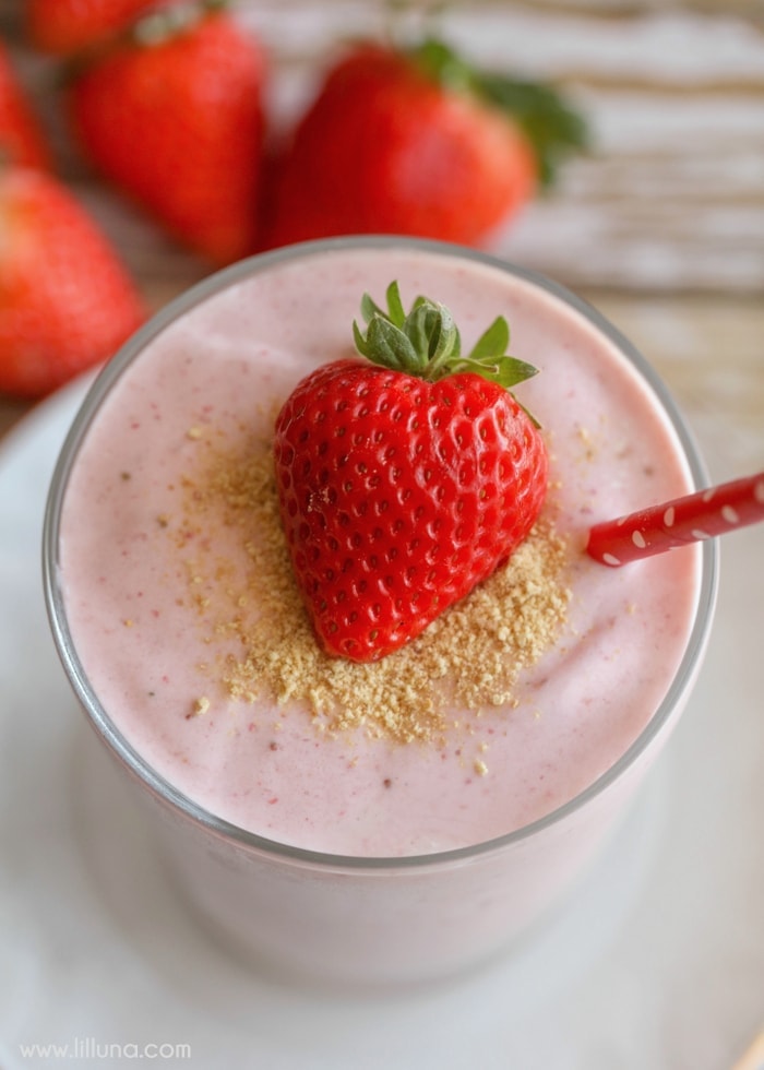 Strawberry Cheesecake Smoothies-hustý a lahodný nápoj plný jahod, smetanového sýra a dalších!