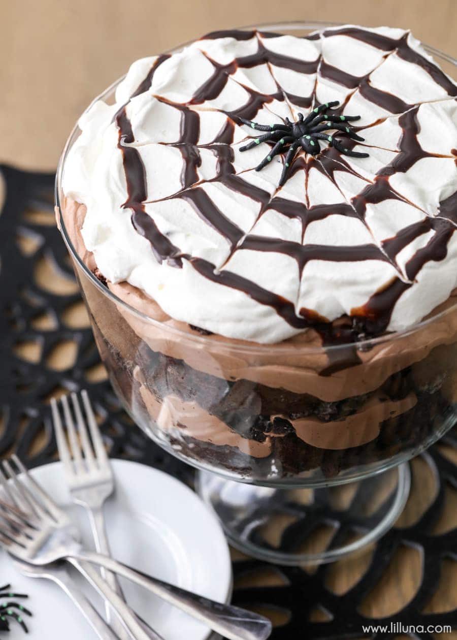  Suklaahämähäkki Trifle-kerroksia suklaakakusta, Oreosta, suklaamoussesta ja kermasta - täydellinen Halloween!