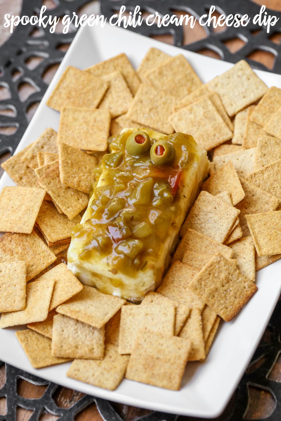 Spooky Green Chili Cream Cheese Dip-perfekt aptitretare för din Halloween-fest!