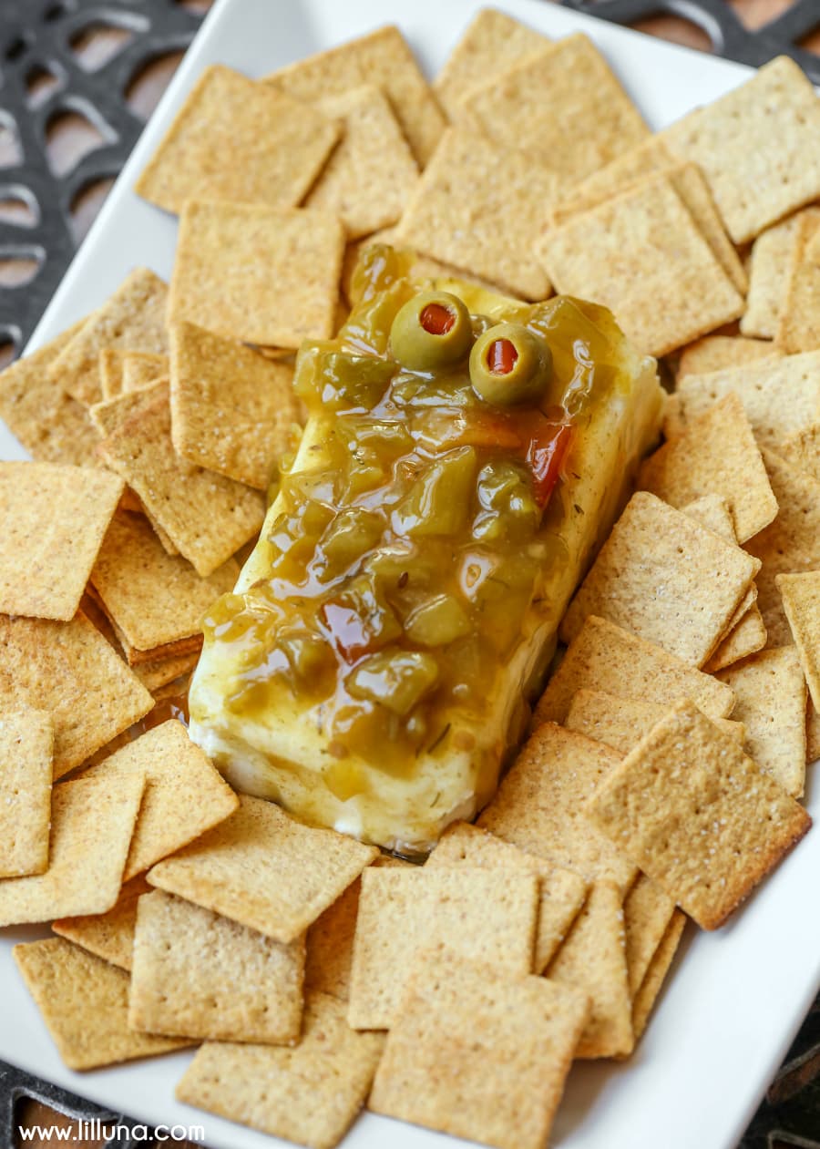 Gruseliger grüner Chili Frischkäse Dip - perfekte Vorspeise für deine Halloween Party!