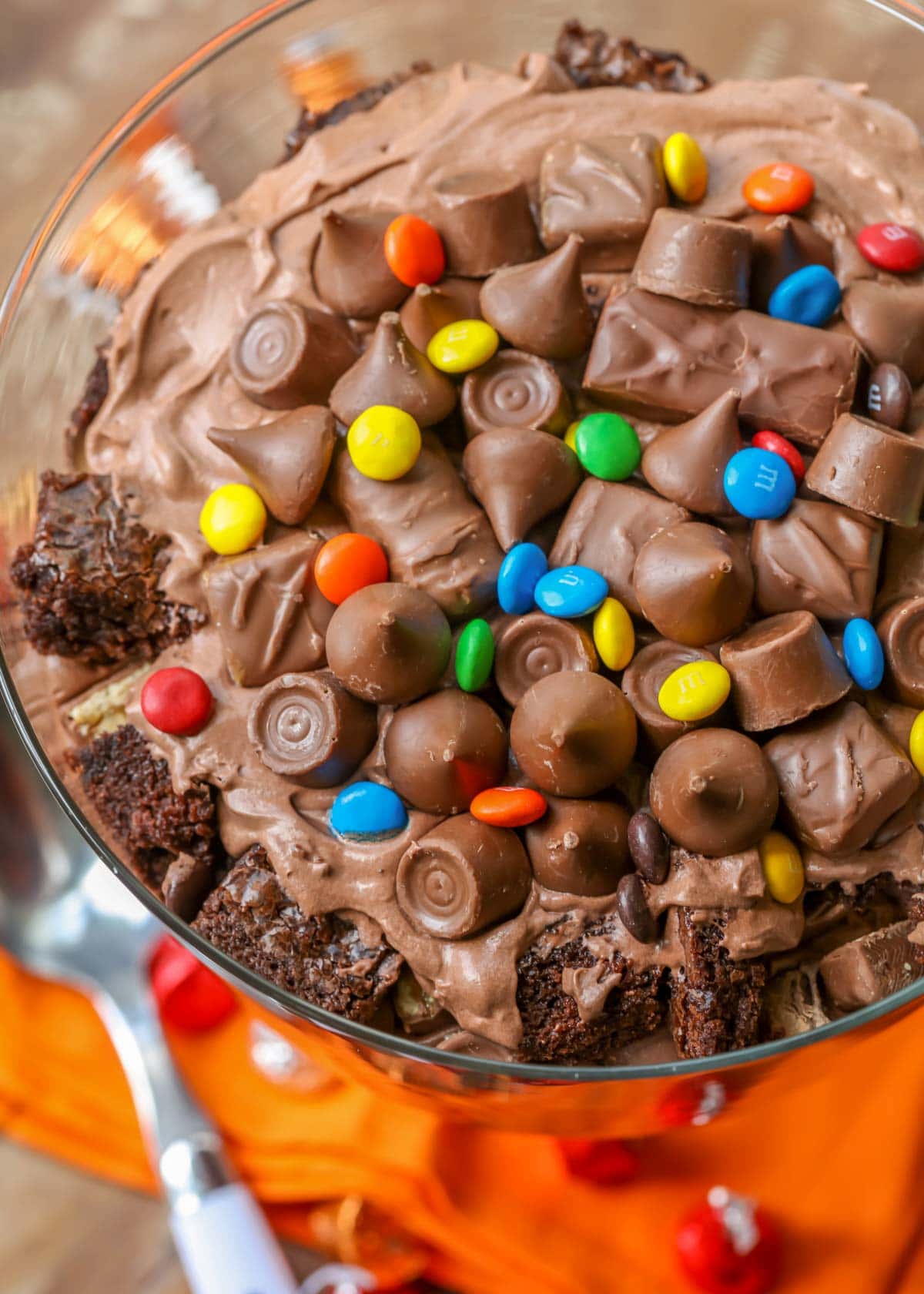 Candy bar trifle in a glass dish