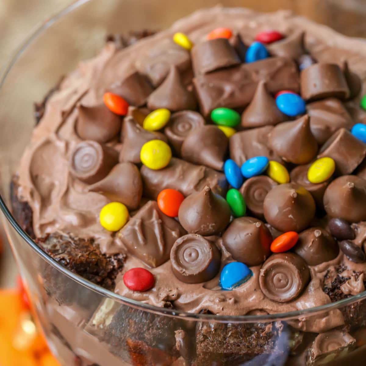 Candy bar trifle in a glass dish