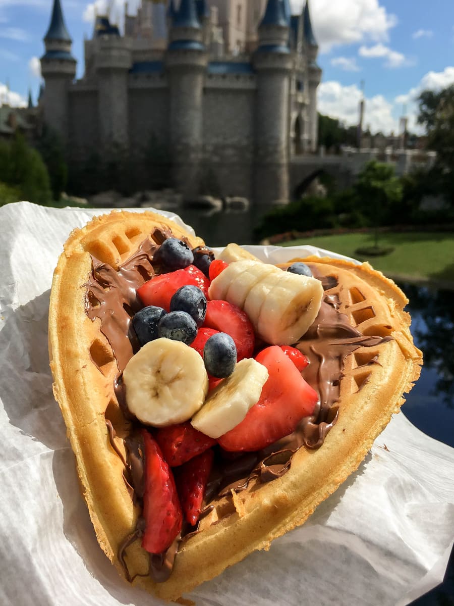 The BEST things to eat at Disney World - a delicious collection of treats, food and snacks to try at the most Magical Place on Earth!