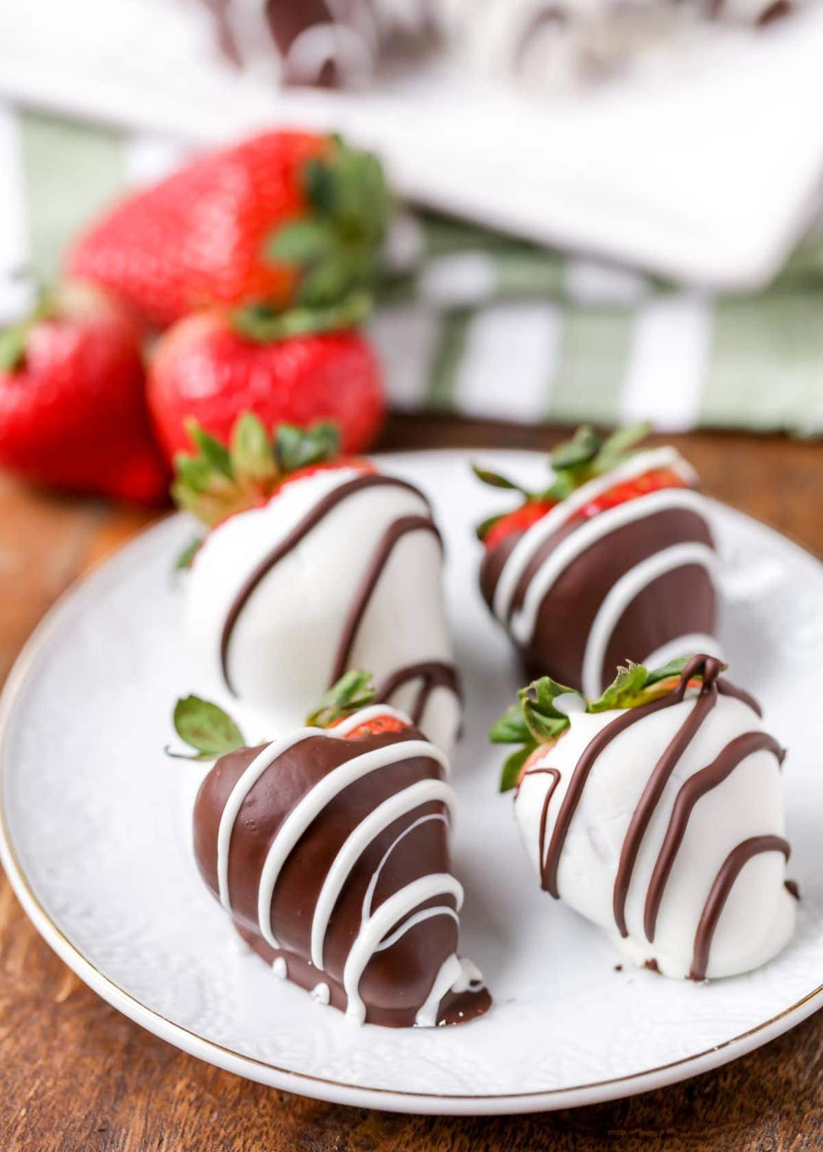 How to Make Chocolate Covered Strawberries (+VIDEO) | Lil' Luna