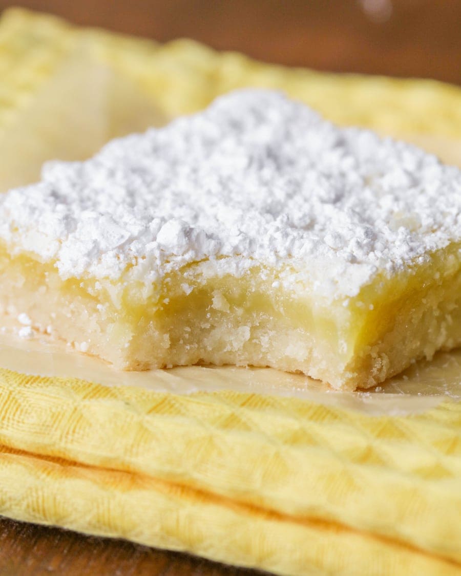 Easy Lemon Bars Recipe {A crowd favorite!} | Lil' Luna