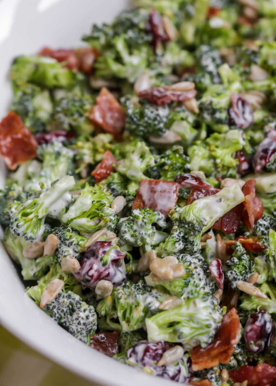 broccolisalade met spek met zelfgemaakte broccolisaladedressing recept close up