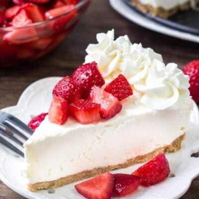 This no bake strawberry cheesecake is the perfect recipe for summer. So creamy, so easy & topped with fresh berries. Everyone goes crazy over this easy cheesecake recipe!
