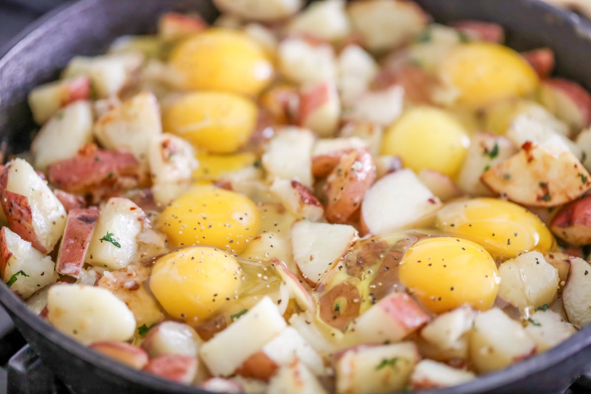 Eggs and potatoes in skeillet.