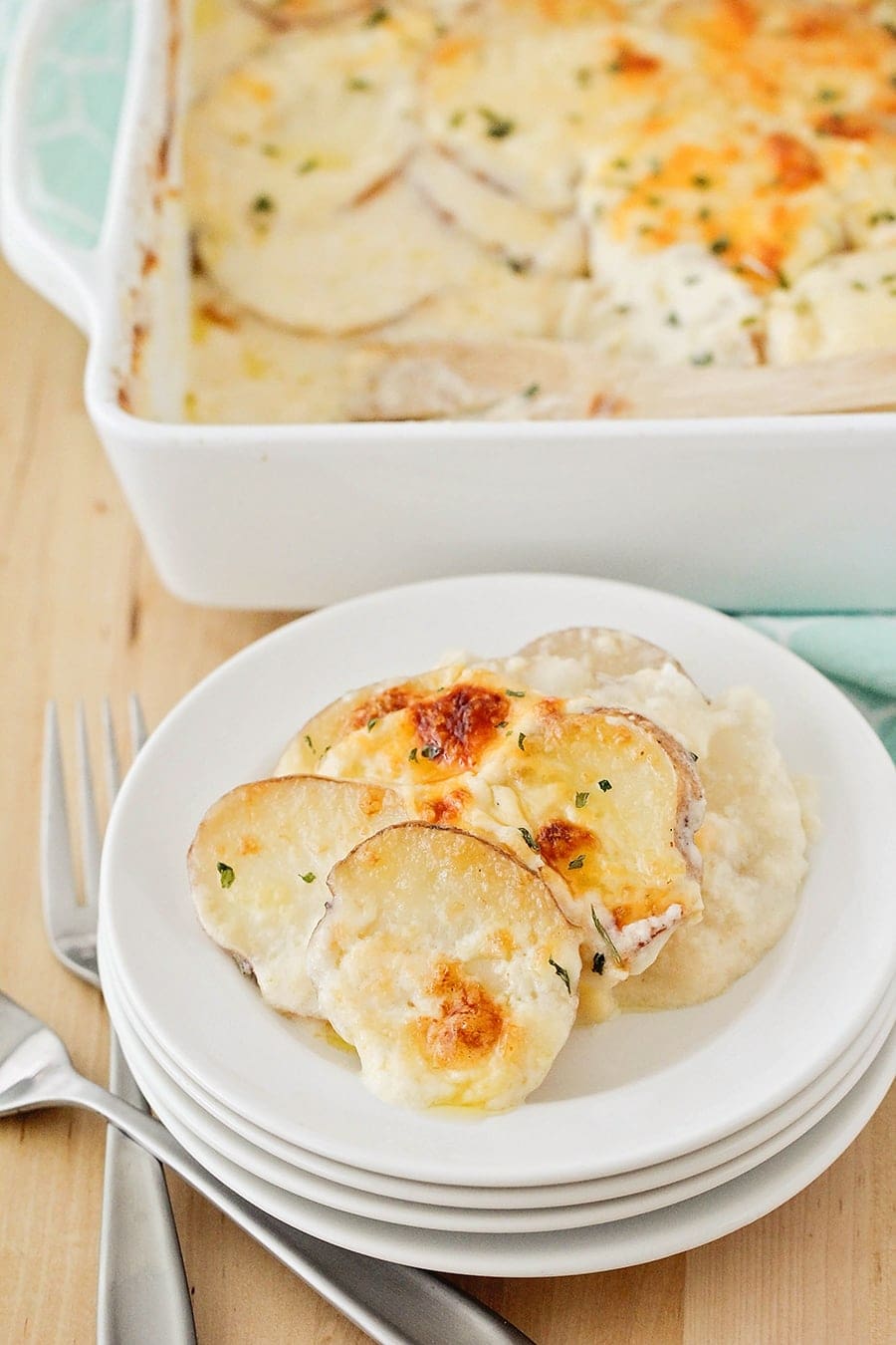 paletta di patate gratinate al formaggio su un piatto bianco