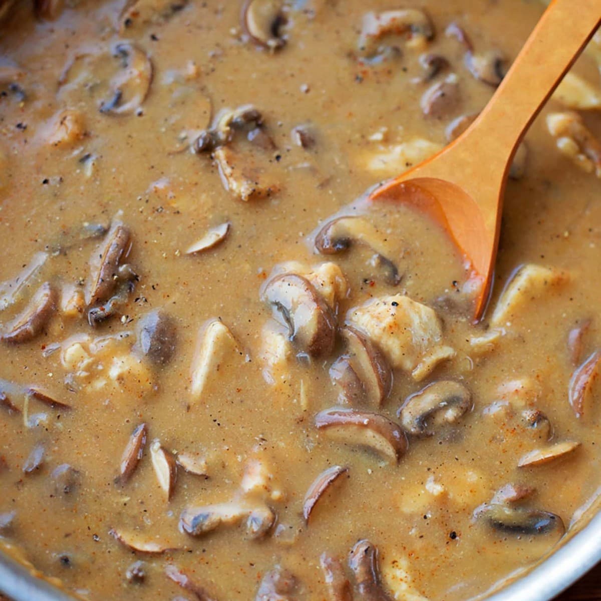 Chicken mushroom stroganoff pruttelend in een pan op het fornuis