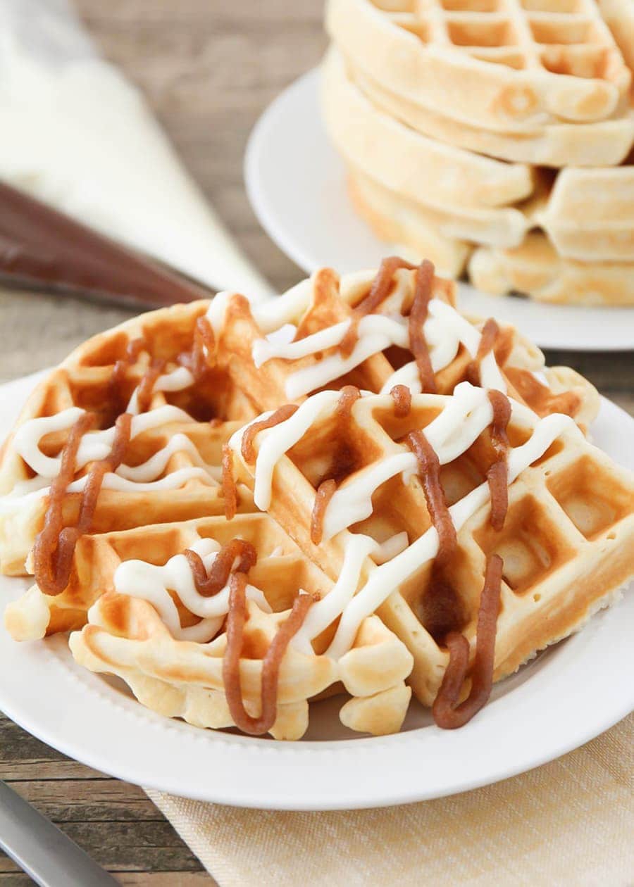 Gofres de rollo de canela con glaseado en un plato blanco