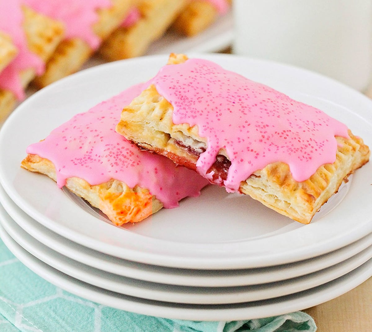 Köstliche selbstgemachte Pop Tarts - sie sind einfacher zu machen, als Sie denken und können mit Ihren Lieblingsfüllungen und Zuckerguss angepasst werden!'re easier to make than you think and can be customized based off of your favorite fillings and frosting!