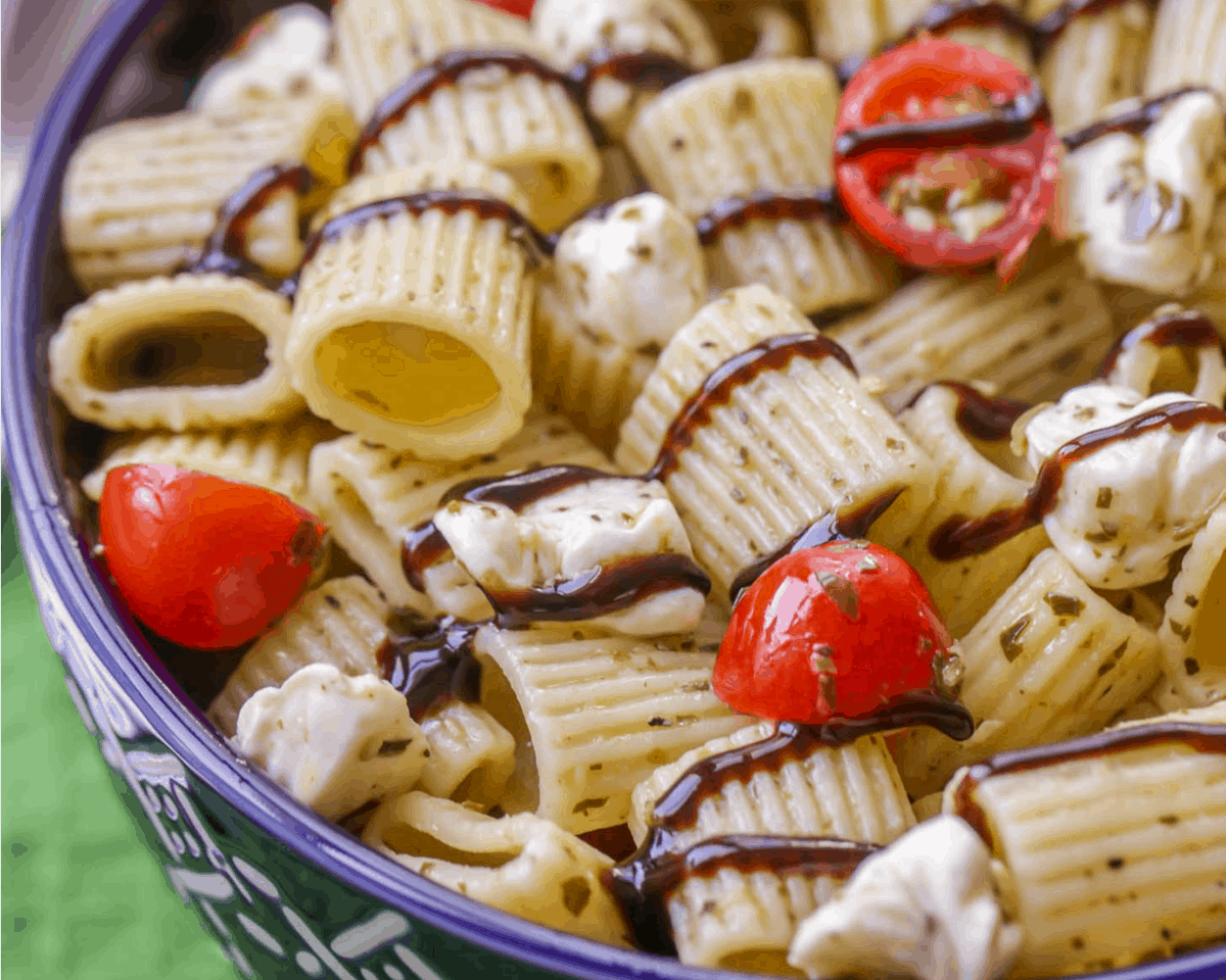 Lunch box-pesto pasta, marinated chicken with greek salad and baked  tomatoes — MajaMånborg