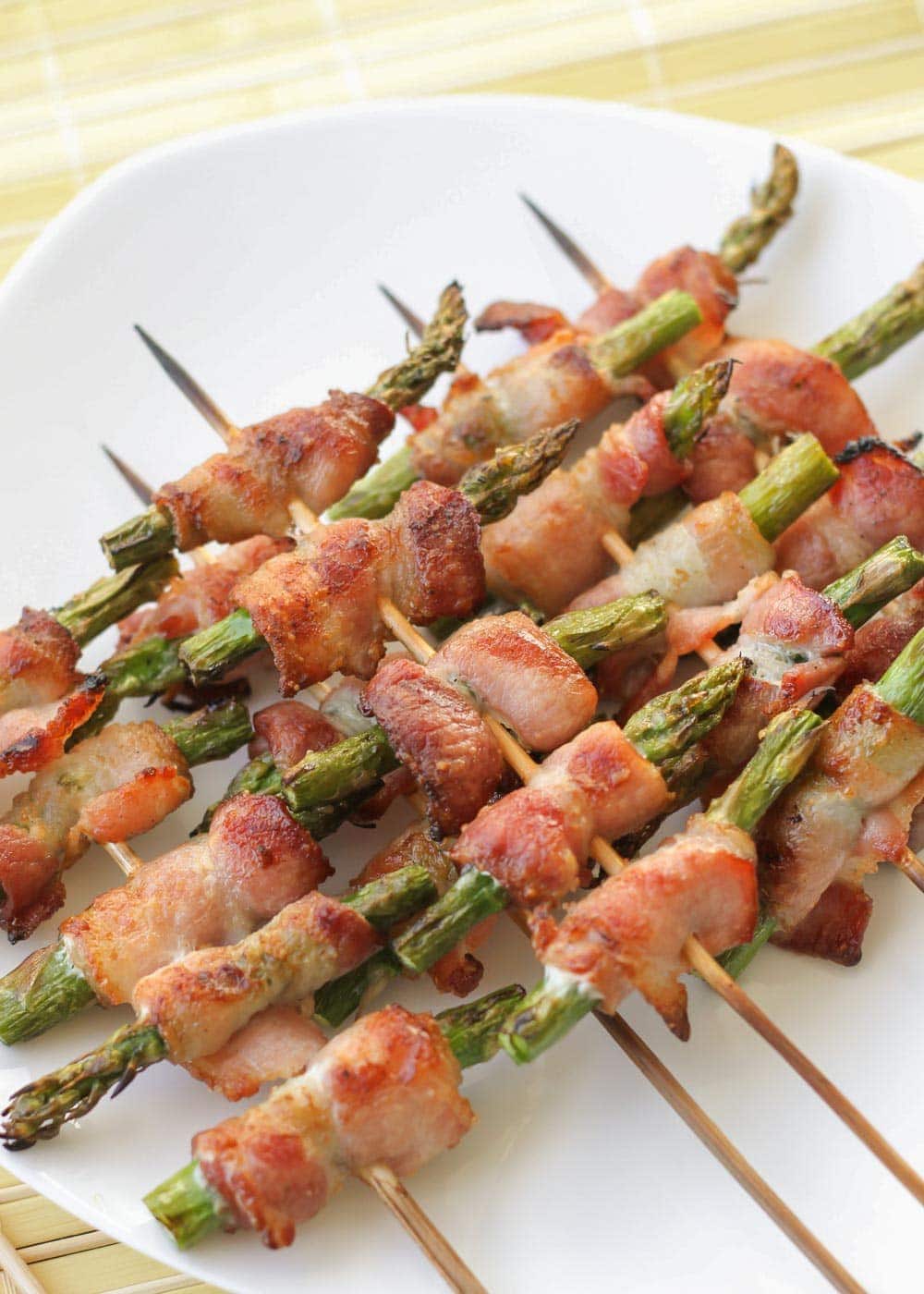 Brochetas de espárragos envueltas en tocino "Brochetas Safari"