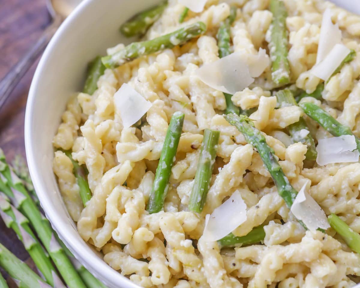 Easy Dinner Ideas - Lemon asparagus pasta topped with fresh parmesan shavings.