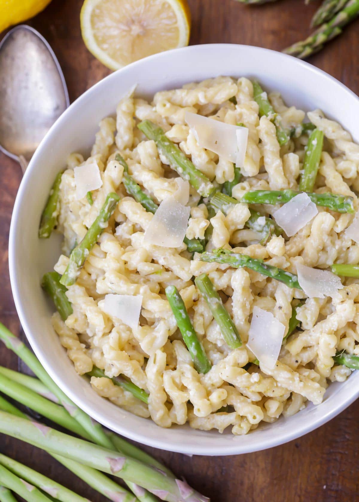 Pasta with asparagus and lemon in a white bowl
