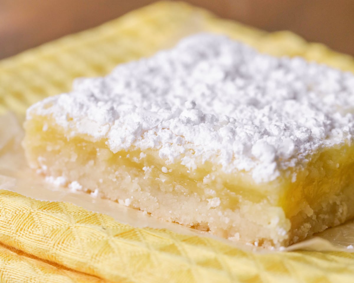 Barres au citron faciles à préparer sur un torchon jaune