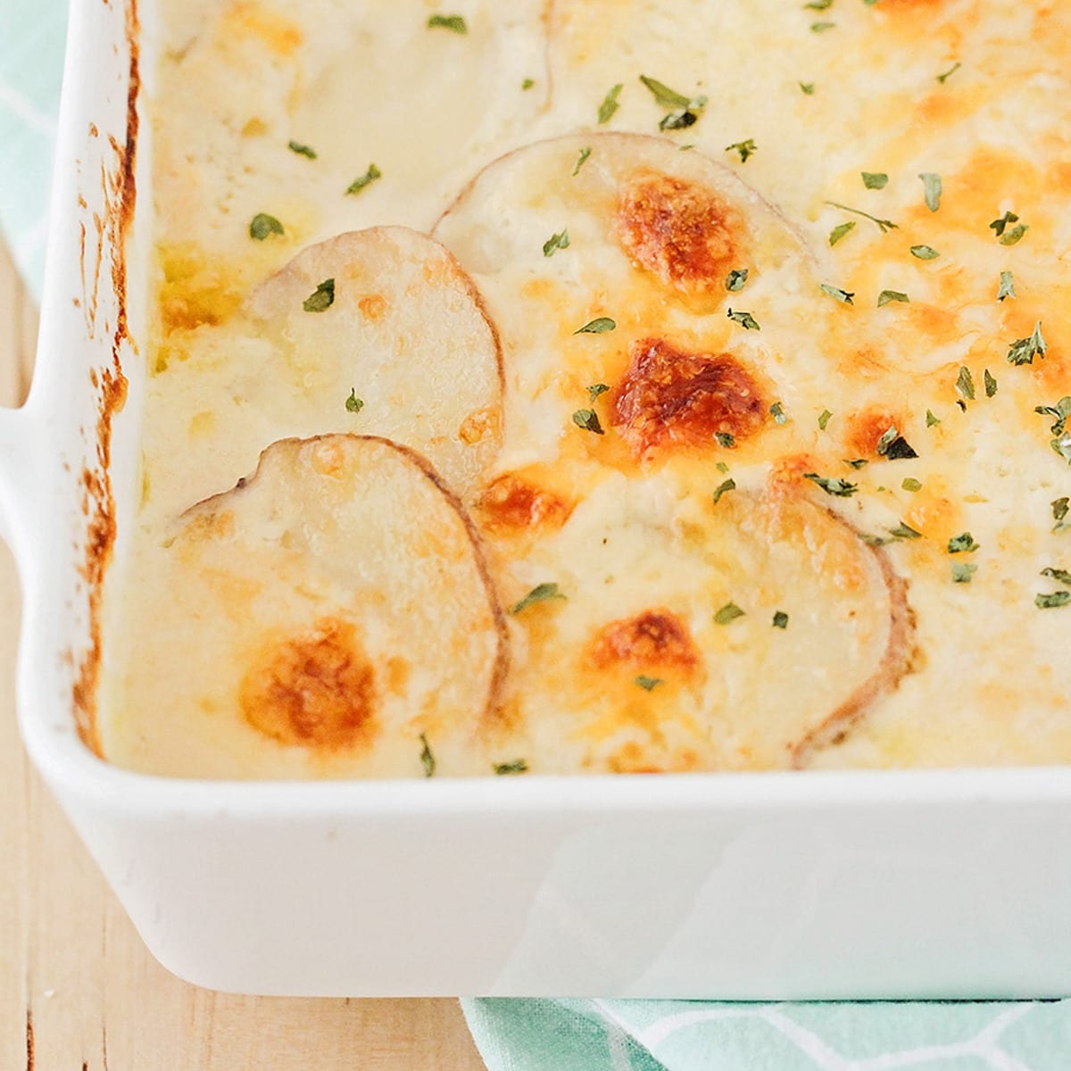 zelfgemaakte gegratineerde aardappelen in een witte braadpan