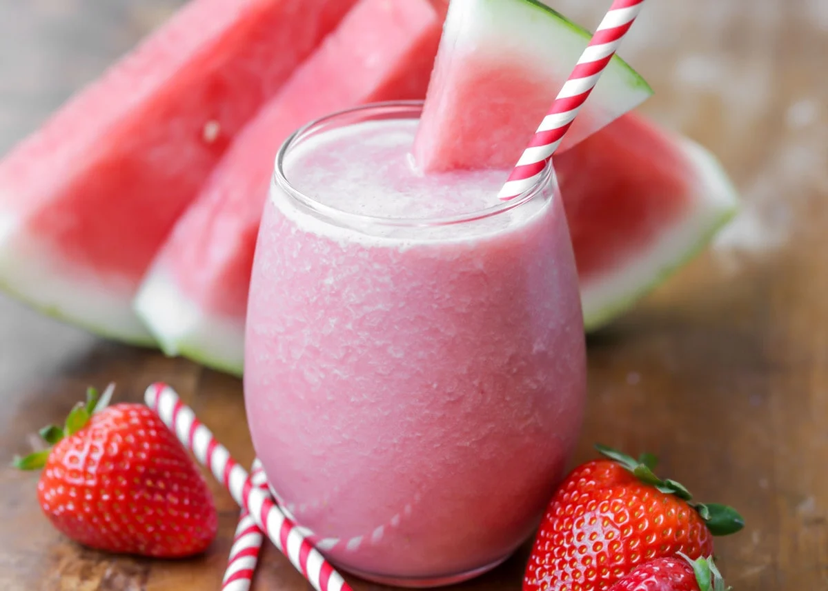 Smoothie à la pastèque dans une tasse