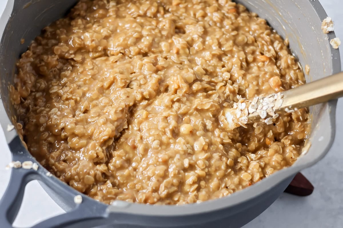 Oats mixed into peanut butter mixture.