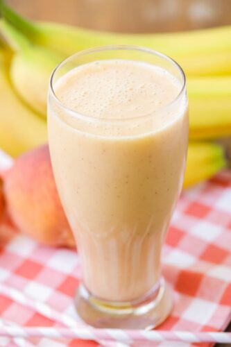 Pfirsich-Bananen-Smoothie im Becher