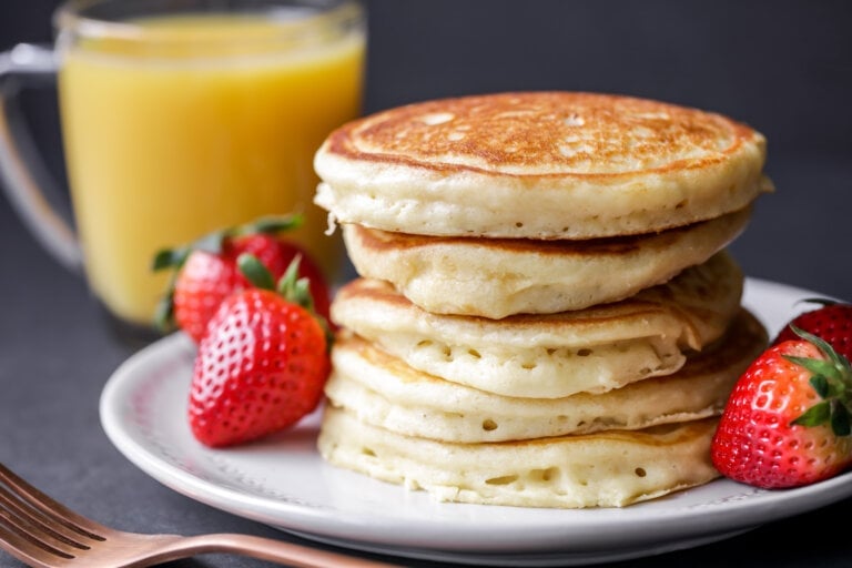 Easy Fluffy Pancakes {+VIDEO} | Lil' Luna