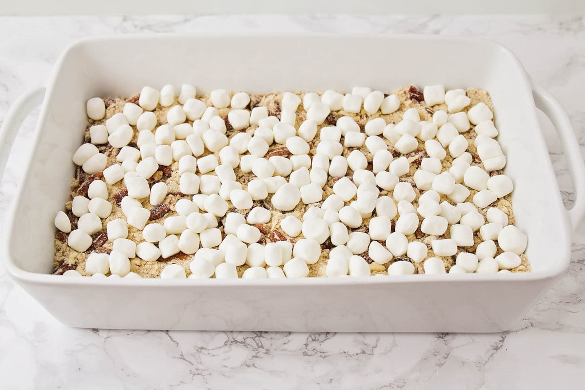Casseruola di patate dolci con marshmallow e noci pecan streusel in una teglia.