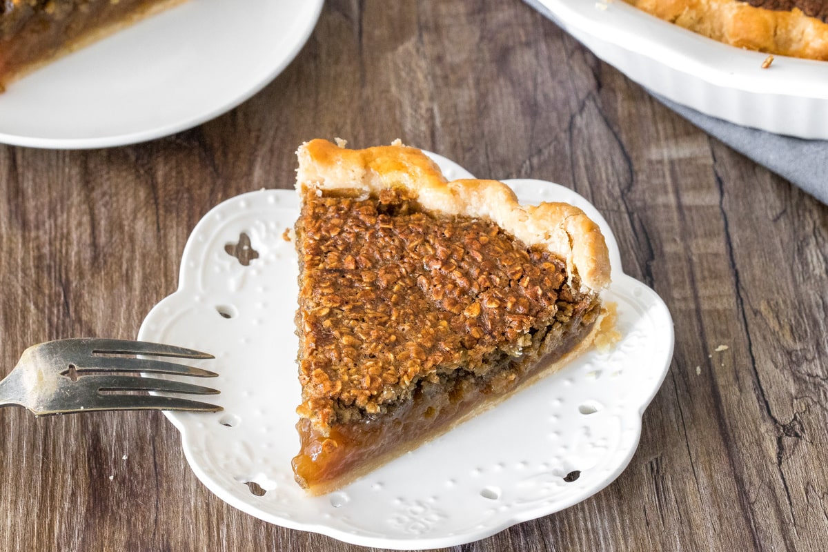  Une tranche de tarte à l'avoine au sucre brun. 