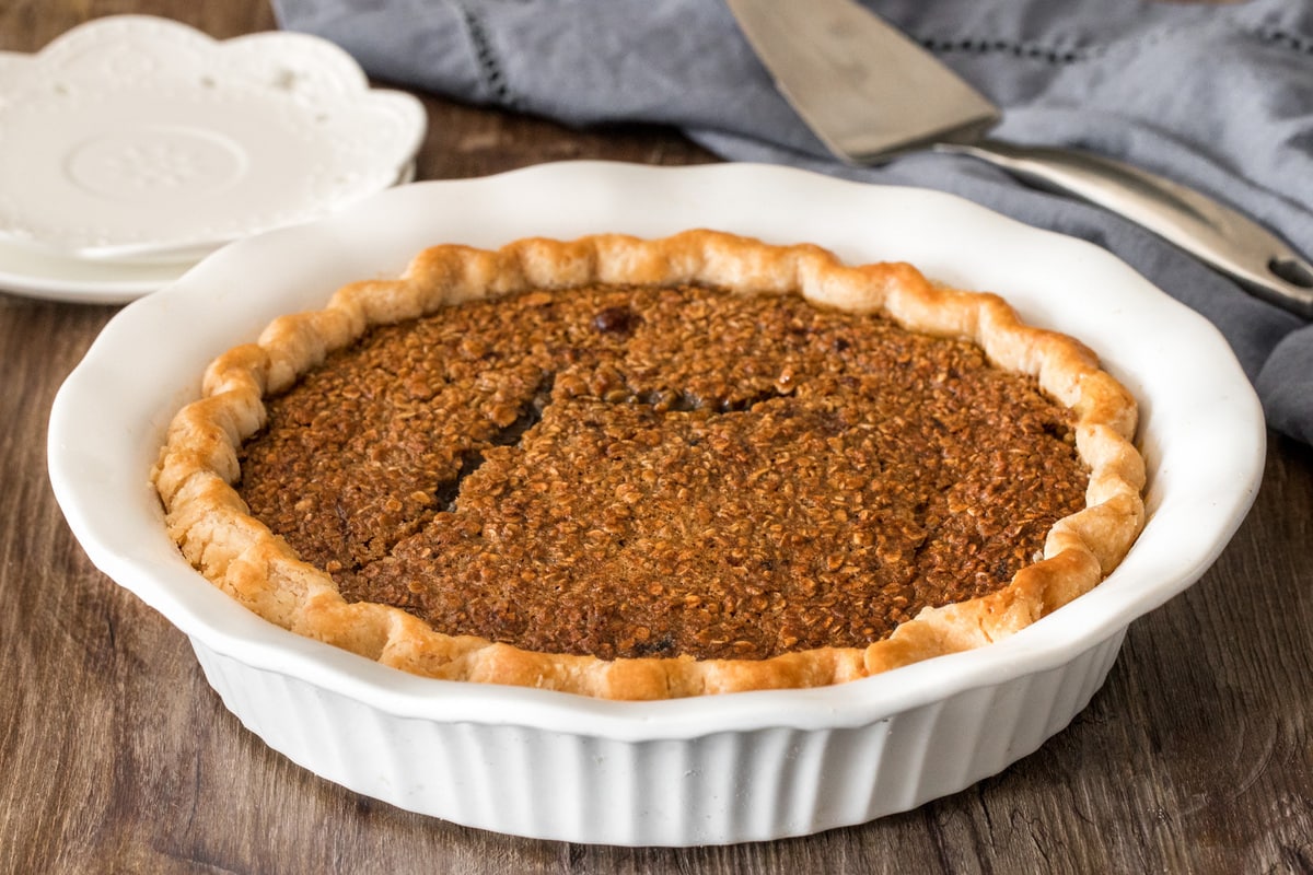 vers uit de oven gebakken havermout taart in een witte taart plaat. 