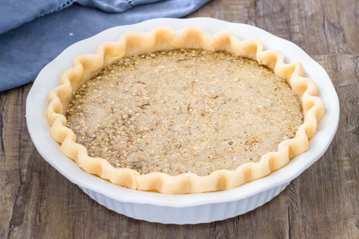 Ungebackener Amish-Haferflocken-Kuchen, bevor er in den Ofen geht. 