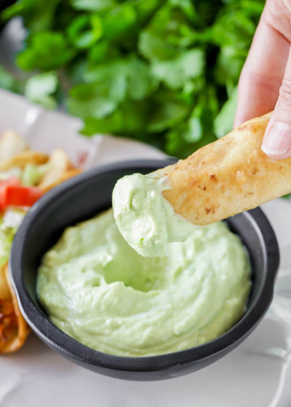 Salsa alla crema di avocado con taquitos