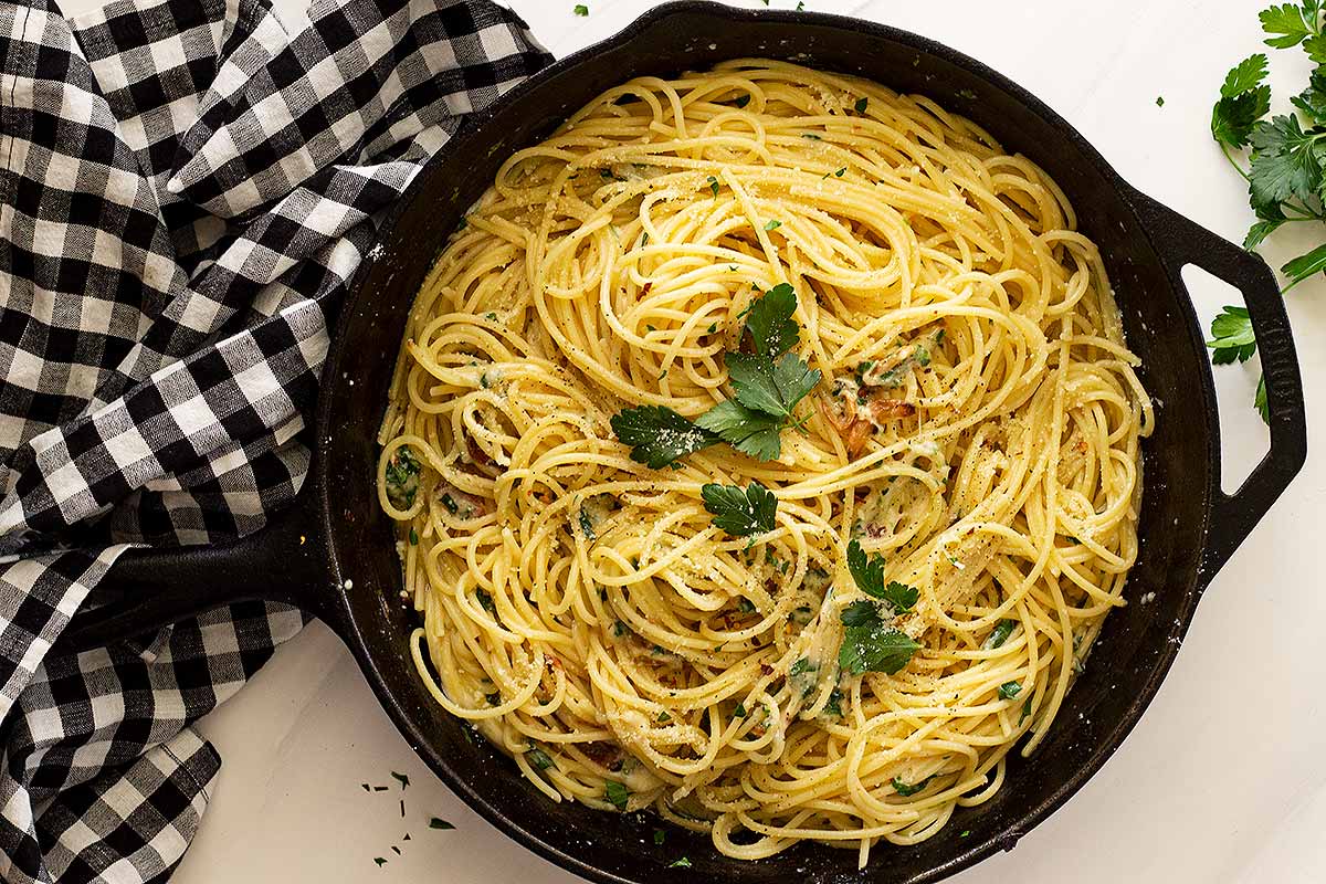 Spaghetti Aglio e Olio in a cast iron skillet.