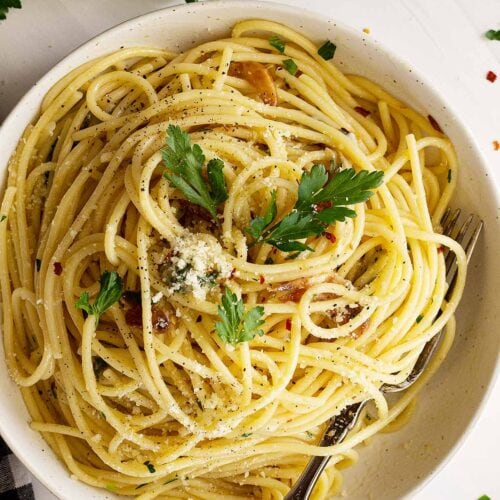 Spaghetti Aglio e Olio Recipe {Ready in 20 minutes!} | Lil' Luna