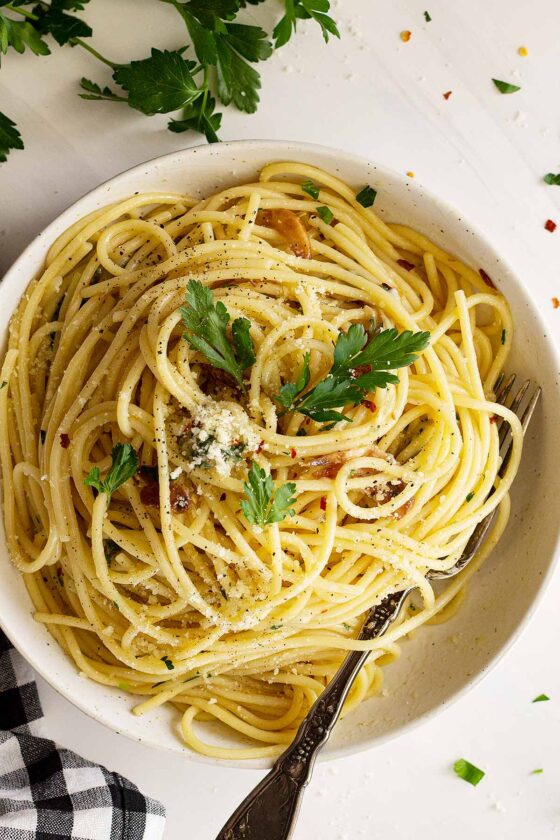 Spaghetti Aglio e Olio Recipe {Ready in 20 minutes!} | Lil' Luna